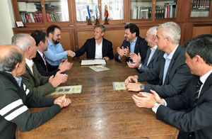 El vicepresidente de la Xunta firmó en el libro de honor de la entidad.