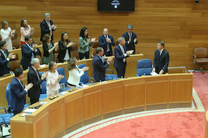 El presidente de la Xunta, Alberto Núñez Feijóo, recibe el aplauso de su Gobierno y de su grupo parlamentario del PP, tras el discurso.