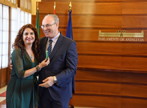 La consejera de Hacienda, María Jesús Montero, entregó el proyecto de Presupuesto al presidente del Parlamento, Juan Pablo Durán.