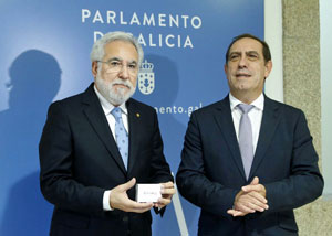 El presidente del Parlamento de Galicia, Miguel Santalices, recibió de manos del conselleiro de Facenda, Valeriano Martínez, el Proyecto de Presupuestos de Galicia para 2018.