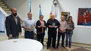 El cónsul, Carlos Tercero (izquierda), junto a los ganadores.