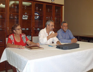 Félix Barbero (centro) acompañado por Beatriz Yanes y Luciano Sánchez.