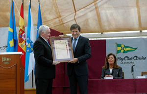 José Manuel Rodríguez entrega a Javier Fernández el diploma que acompaña a la Insignia de Oro del Centro Asturiano de La Coruña.