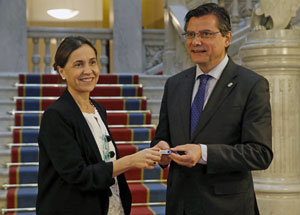 La consejera de Hacienda y Sector Público del Gobierno del Principado de Asturias, Dolores Carcedo, entregó al presidente de la Junta General del Principado, Pedro Sanjurjo, el Proyecto de Ley de Presupuestos Generales de Asturias para 2018.