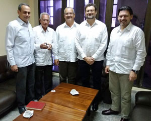 De derecha a izquierda, Rodríguez Miranda, Juan José Buitrago y dirigentes del Gobierno cubano.