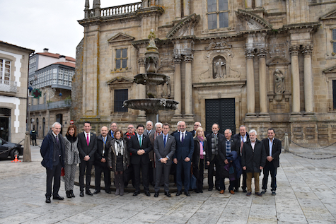 Núñez Feijóo y Rodríguez Miranda posaron con los miembros de la Comisión Delegada del Consello de Comunidades Galegas junto con el resto de autoridades asistentes.