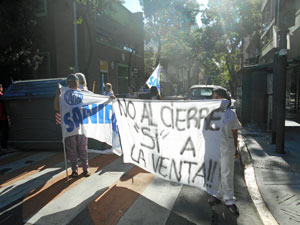 Los trabajadores cortaron la calle Moreno para visibilizar su reclamo.