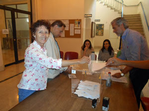 Depositando el voto en la capital argentina.