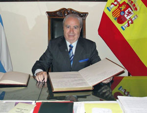 José Benito López Carballedo en su despacho del Club Español de Buenos Aires.