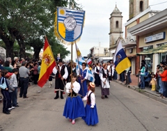 La Asociación Buscando Raíces de emigrantes canarios encabezó el desfile.