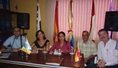 Miguel Ángel Machín (1º) y Claudina Morales (2º), con la directiva de Coalición Canaria en Venezuela. A la dcha, Francisco Correa, presidente de Fedecanarias).