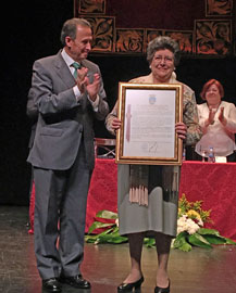Jose Maria Román entregó el galardón a la presidenta de Agader.