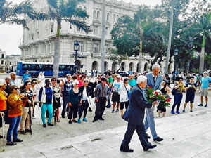 Asociados y directivos del Centro Andaluz rindieron homenaje a José Martí en el Parque Central de La Habana.