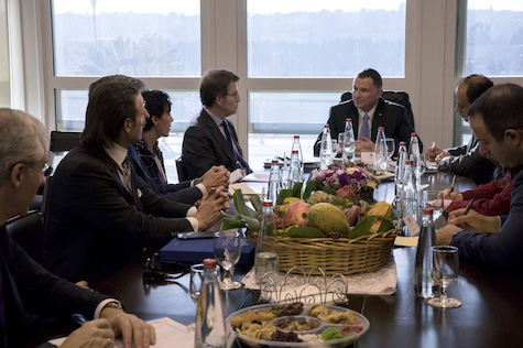 Alberto Núñez Feijóo se reunió con el presidente del Parlamento de Israel, Yuli Edelstein (ambos al fondo).