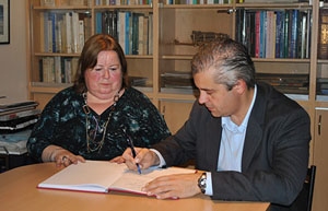 Alejandro López Dobarro y la presidenta del Centro, Beatriz Lagoa.