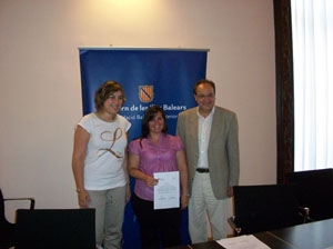 María Laura López Albarracín recibe el título.
