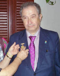 Roberto Pérez recibió una medalla en Cuba hace poco.