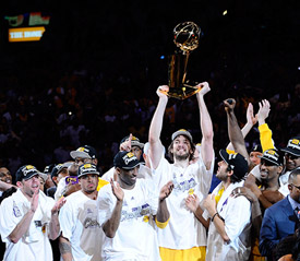 Pau Gasol levanta la copa de campeón de la NBA.