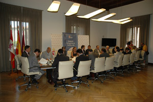 El Consejo de la Emigración de Castilla y León, reunido en la sede de la Diputación Provincial.