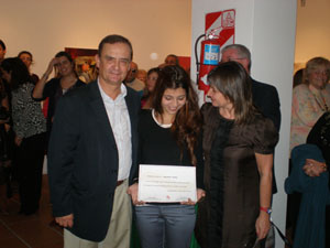 Escobar y Hernando junto a la ganadora del primer premio, Valeria López.
