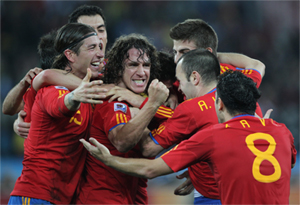 Puyol celebra con sus compañeros el gol del triunfo ante Alemania.