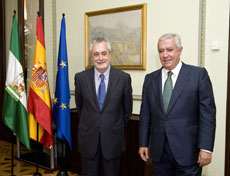 José Antonio Griñán y Javier Arenas se reunieron para impulsar la unión de cajas.