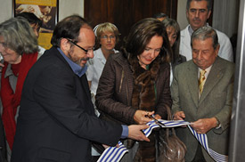 El ministro Daniel Olesker y la embajadora Aurora Díaz Rato cortando la cinta de inauguración.