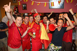 Alegría desbordada de los españoles en Bélgica por el triunfo de la Selección.
