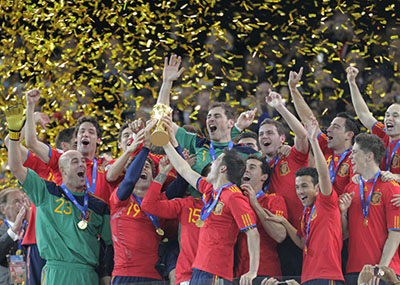 Los jugadores de España levantan la copa de campeones del mundo.
