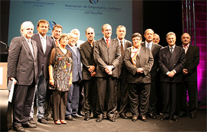 Los premiados con los directivos de AEGA-CAT y los conselleiros del Gobierno gallego.