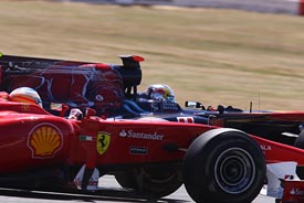 Fernando Alonso intenta un adelantamiento en el GP de Gran Bretaña.