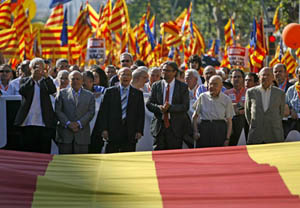 La manifestación fue encabezada por una gran ‘senyera’ catalana. EFE