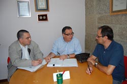 Antonio Aguarón, en el centro, con los representantes de Cáritas Ourense.