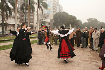 Actuación tras la ofrenda a Rosalía de Castro en la Plaza de Galicia.