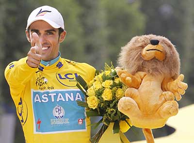 Alberto Contador celebra en el podio de París su tercer triunfo en el Tour de Francia.