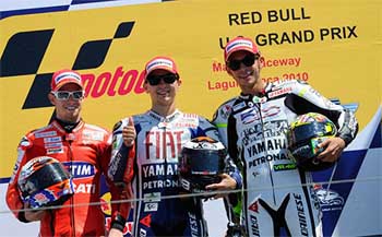 Jorgen Lorenzo en el podio de Laguna Seca con Casey Stoner, izquierda, y Valentino Rossi, derecha.