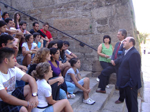 Rogelio Martínez con los jóvenes descendientes de emigrantes.