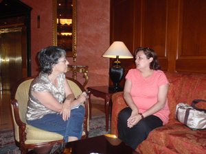 Guadalupe González Taño (derecha) conversa con España Exterior a escasas horas antes de su regreso a Canarias.