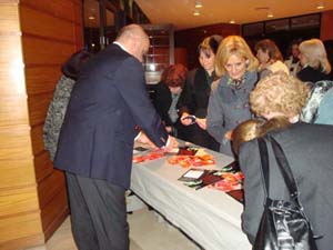 A la salida, los asistentes aportaron sus firmas en apoyo a la postulación del flamenco como Patrimonio Inmaterial de la Humanidad.