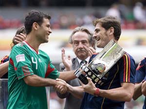 El mexicano Márquez entrega a Casillas el Trofeo Bicentenario. EFE