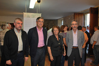 Fernández Moreda (2i) presentó una publicación en Vedra, que recibió la visita de residentes en Buenos Aires.