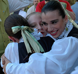 Jóvenes de Santos (Brasil) lloran emocionadas tras bailar.
