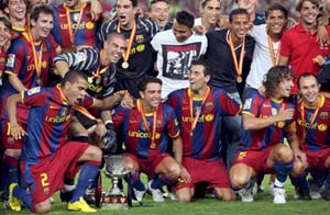 Los jugadores y el cuerpo técnico del Barcelona posan con la Supercopa tras vencer al Sevilla. EFE
