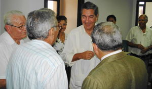 El embajador conversa en su recorrido por las instalaciones con Carmelo González, Manuel Vallejo y Pedro Martínez.