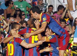 Los jugadores del Barça celebran su primer gol frente al Racing. EFE