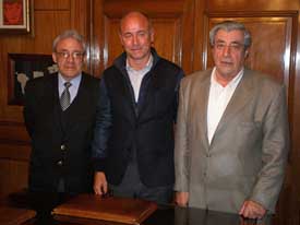 El presidente saliente, Julio Martínez, el secretario de Emigración, Santiago Camba, y el presidente entrante, Carlos Alberto Vello.