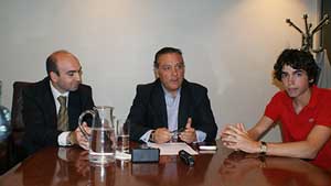 El presidente del PP en Francia, Manuel Taboada, Alfredo Parda y Manuel Frasquet, presidente de Nuevas Generaciones en Francia.
