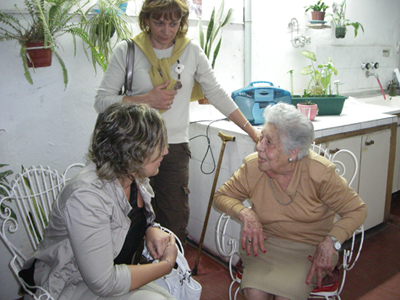 Pepi González conversa con una de las usuarias, que le expresó su añoranza de Menorca.