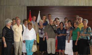 La delegación de emigrantes con las autoridades del Gobierno canario.