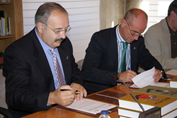 Ramón Villares y Santiago Camba firmaron el convenio.